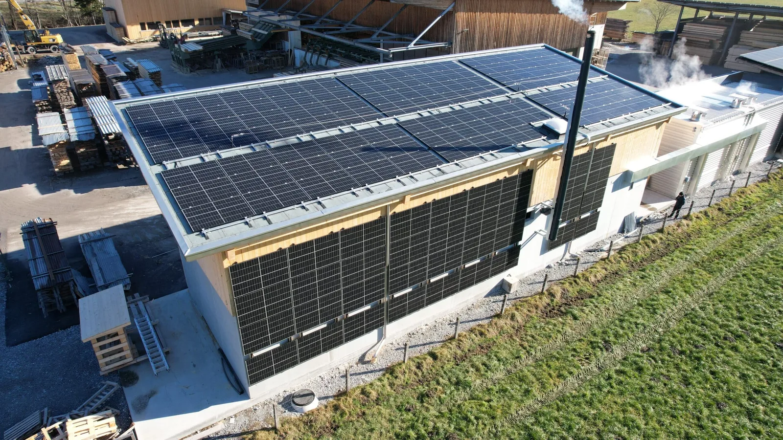 Photovoltaikanlage auf einem Hallendach des Sägewerks, die Module reihen sich über die gesamte Dachfläche