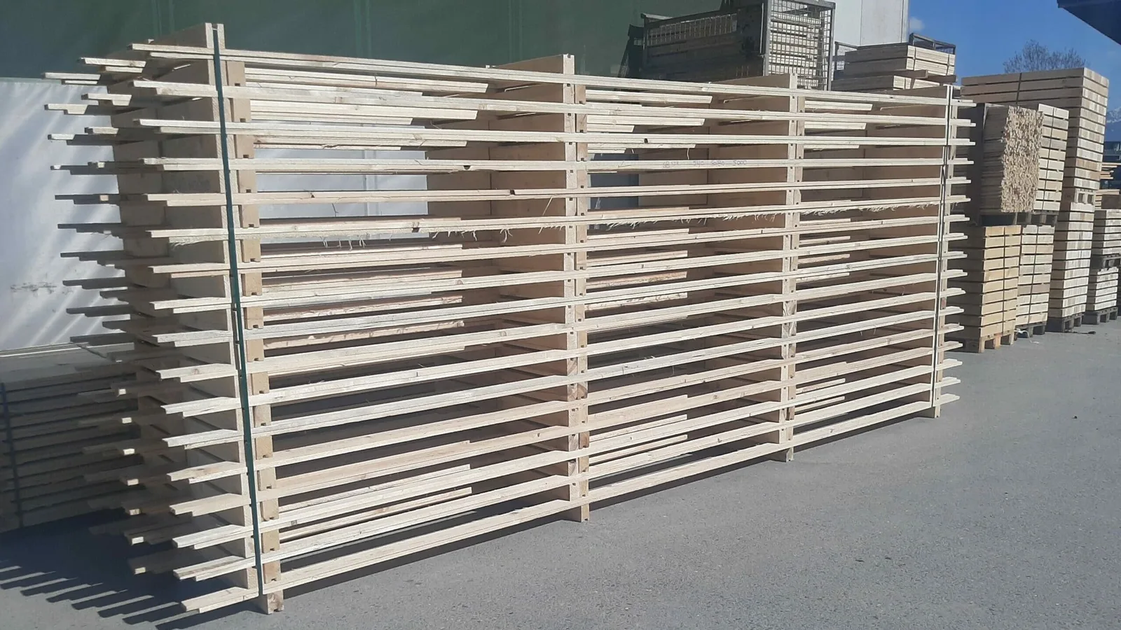 Fertige Sonderverschläge aus Holz, für den Versand zusammengebaut und gestapelt