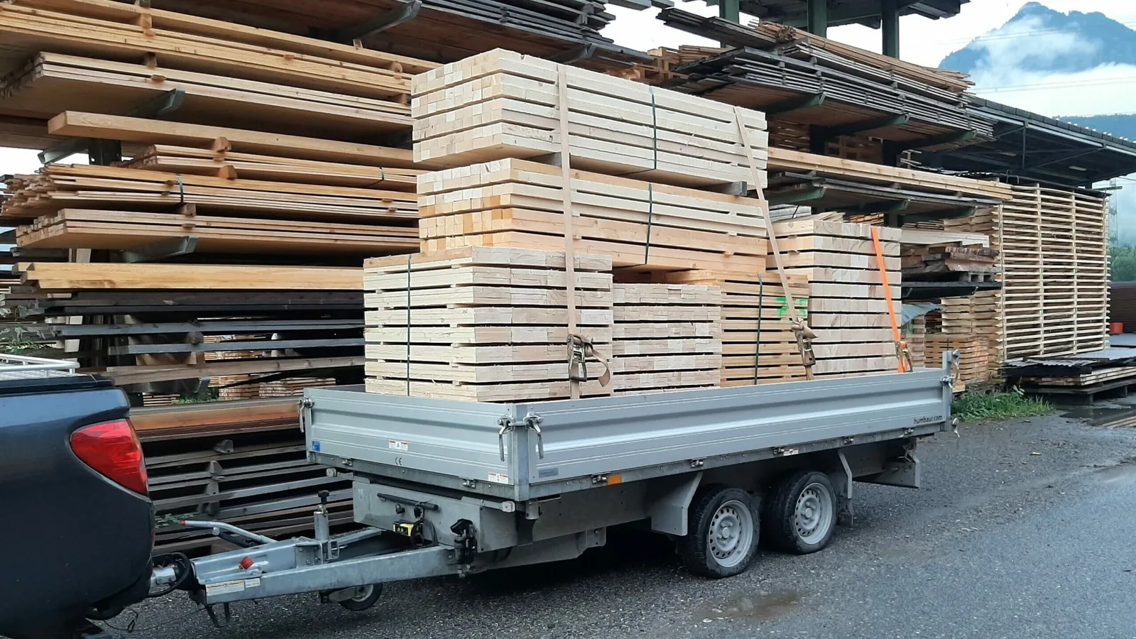 Pickup des Sägewerks mit Anhänger, beladen für die Zustellung von Kleinmengen
